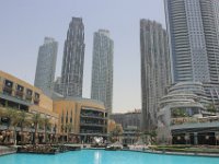 Dubai Fountain med et par højhuse i baggrunden