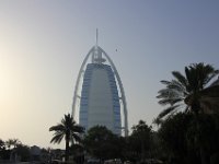 Burj al-Arab - Hotellet er 321 m høj med en helikopter platform på toppen