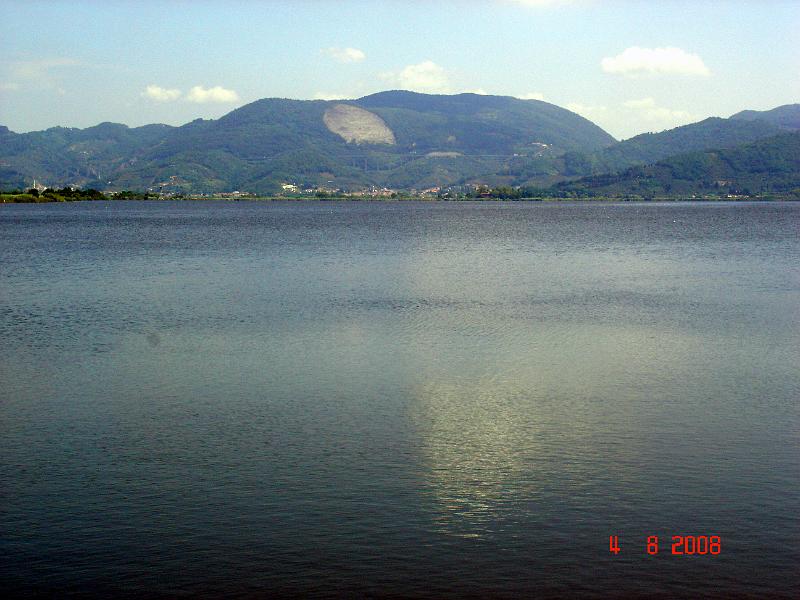 DSC02697.JPG - Et view ud over Massaciuccolli søen med de Apuanske alper i baggrunden