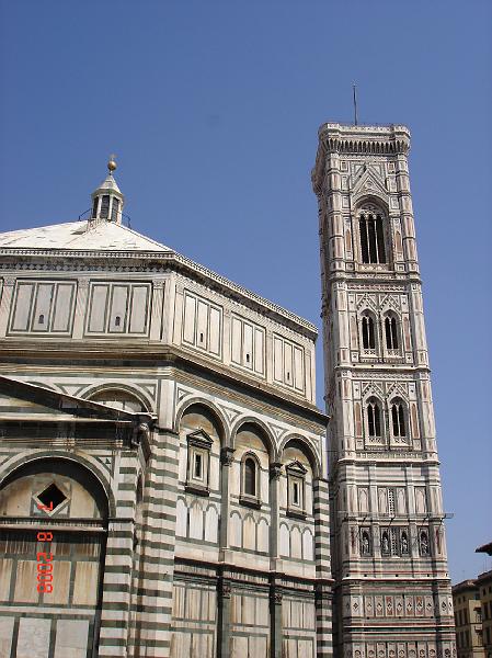 DSC02748.JPG - Babtisteriet (dåbskapel)  kaldet "bel San Giovanni af Dante er et af de smukkeste eksempler af romantiske arkitektur i Toscana.  Ved siden af  - Giotto's klokke tårn.