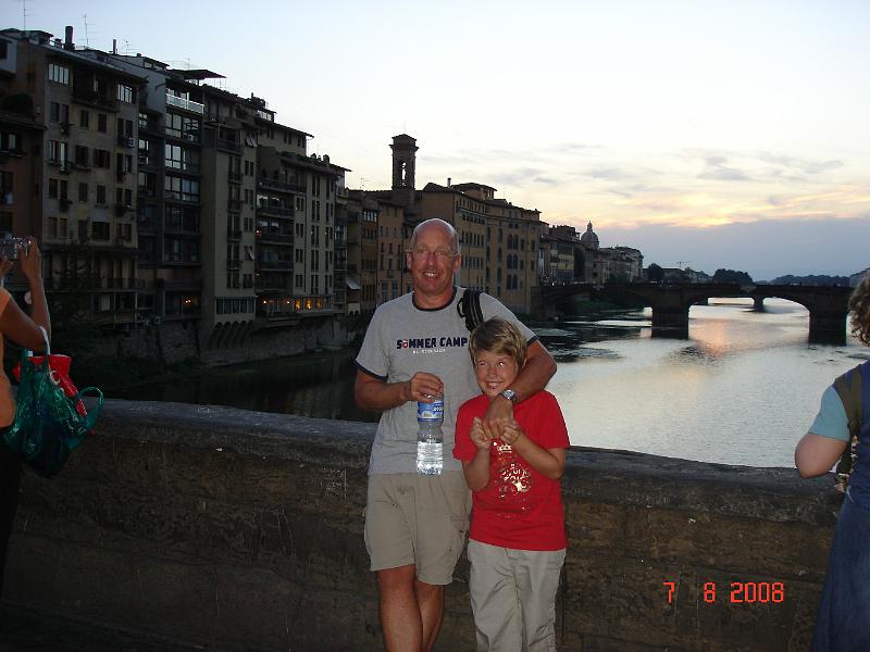DSC02786.JPG - Drengene slapper af på den gamle bro (Ponte Vecchio)