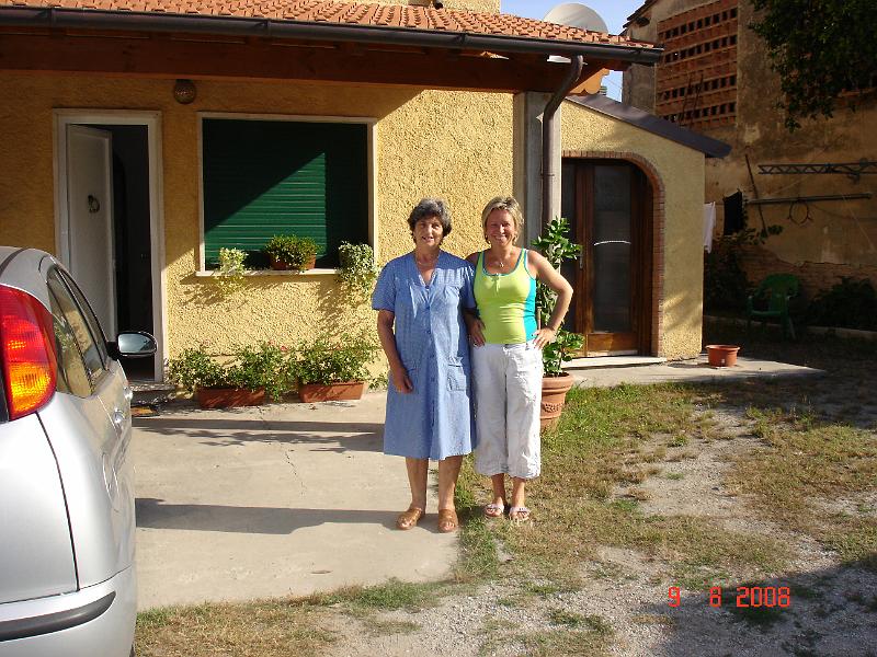 DSC02813.JPG - Irina sammen med vores vært uden for hytten vi lejede i Torre del Lago