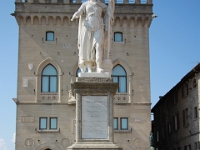 Fang foran Frihedsgudinden placeret på Frihedspladsen, San Marino.