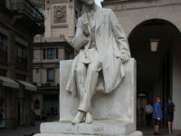 Statue udenfor Teatro alla Scala
