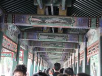 Korridoren er bemalet med kinesiske landskabsmotiver. Cixi sendte kunstnere rundt i hele Kina for at de kunne hente forskellige motiver, 1400 ialt.