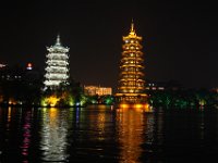 Måne og  sol pagoderne. Måne pagoden er lavet af glasur. Sol pagoden er som den højeste 41 meter høj og de to pagoder er forbundet med en 10 meter glas tunnnel