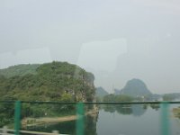 Med busen fra den ene del af  Lijiang floden til den anden