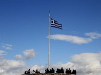 Stolt vejer det græske flag over Akropolis