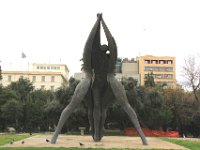 På Klafthmonos torvet står denne skulpturel gruppe af tre sammeflettede figurer (1988) af Vasilis Doropoulos, der symboliserer national forsoning.