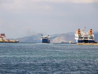 Skib på vej ud af havnen i Piræus