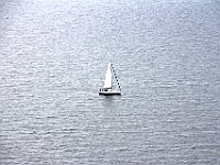 En sejlbåd ud for Hammershus