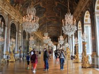Spejlsalen ligger i paladsets første etage. Salen er 73 meter lang, 10,5 meter bred, og 12,3 meter høj. Den indeholder 578 spejle.
