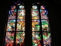 Et af de flotte mosaik-vinduer i katedralen i Fribourg.