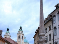 Fang siddende  på springvandet "De tre Carniolan floder". Den har en obelisk, og skulpturerne af de tre flodguder, der pryder den, menes at repræsentere de tre Carniolan-floder: Sava, Ljubljanica og Krka.