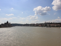 Udsigt ned over Donau med Pest og parlamentet på venstre bred