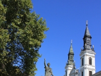 Statuen af Sandor Petof foran Vor frue kirke (den ortodokse)