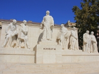 Kossuth Memorial er dedikeret til  den tidligere ungarske regentpræsident Lajos Kossuth. Den står foran det ungarske parlament. Lajos Kossuth var leder af det ungarske oprør i 1848.