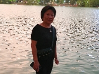 En smuk kineser ved Hoàn Kiếm søen