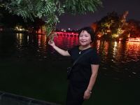Herself med Hoàn Kiếm søen i baggrunden