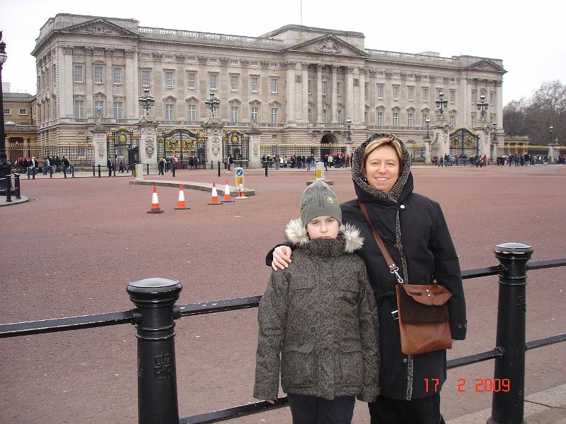 DSC02932.JPG - Prinsen og Dronningen foran Buckingham Palace