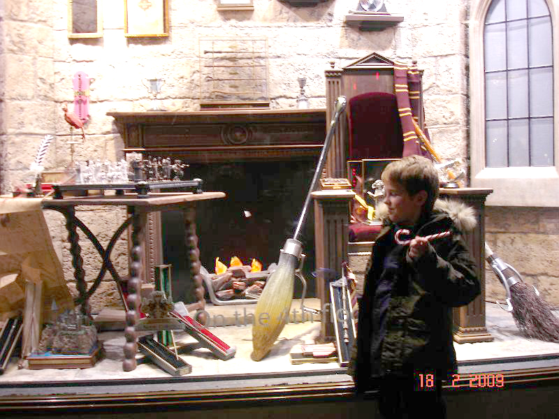 DSC02980.JPG - Thomas (ham med sukkerstangen) på Hogwarts (Hamleys - Regent Street)