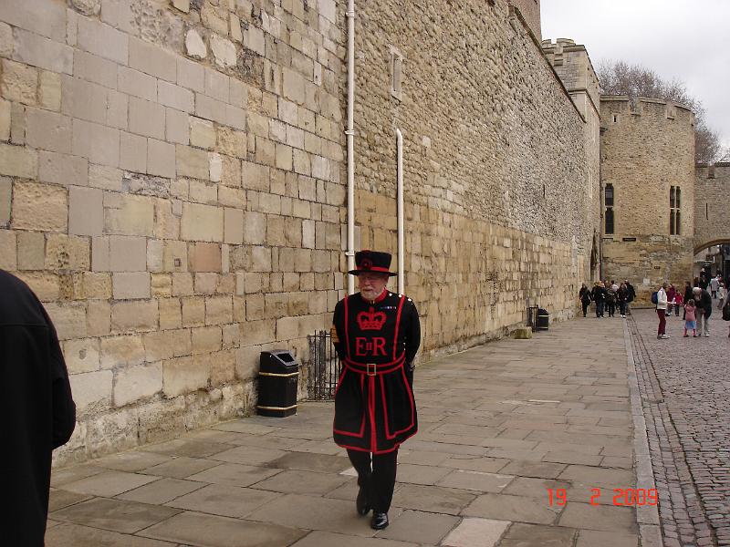 DSC03005.JPG - A Beefeater! ( Yeomen Warder of Her Majesty's Royal Palace and Fortress the Tower of London)